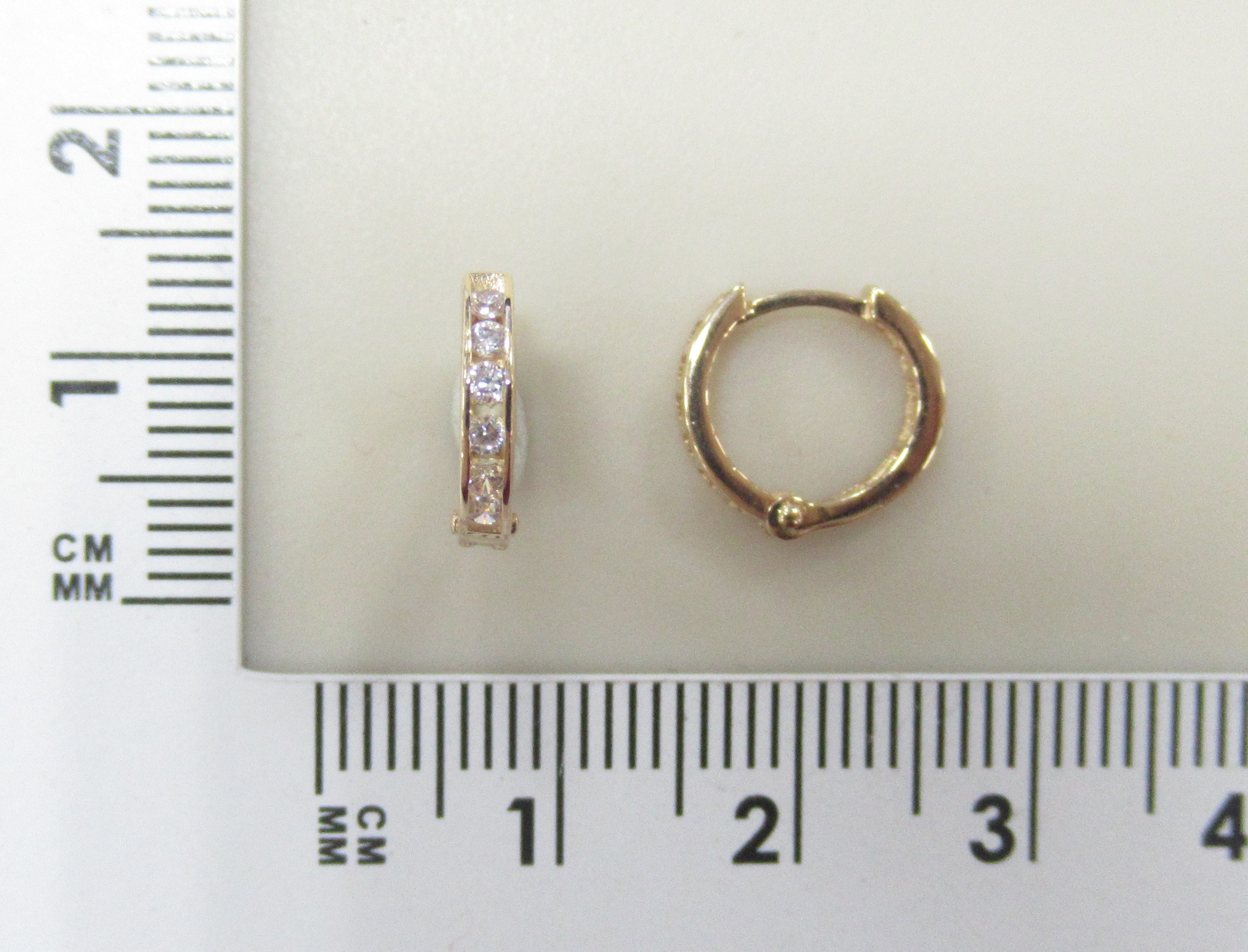 Золотые серьги 585 пробы; вставки 12 Фианит бесцв.;