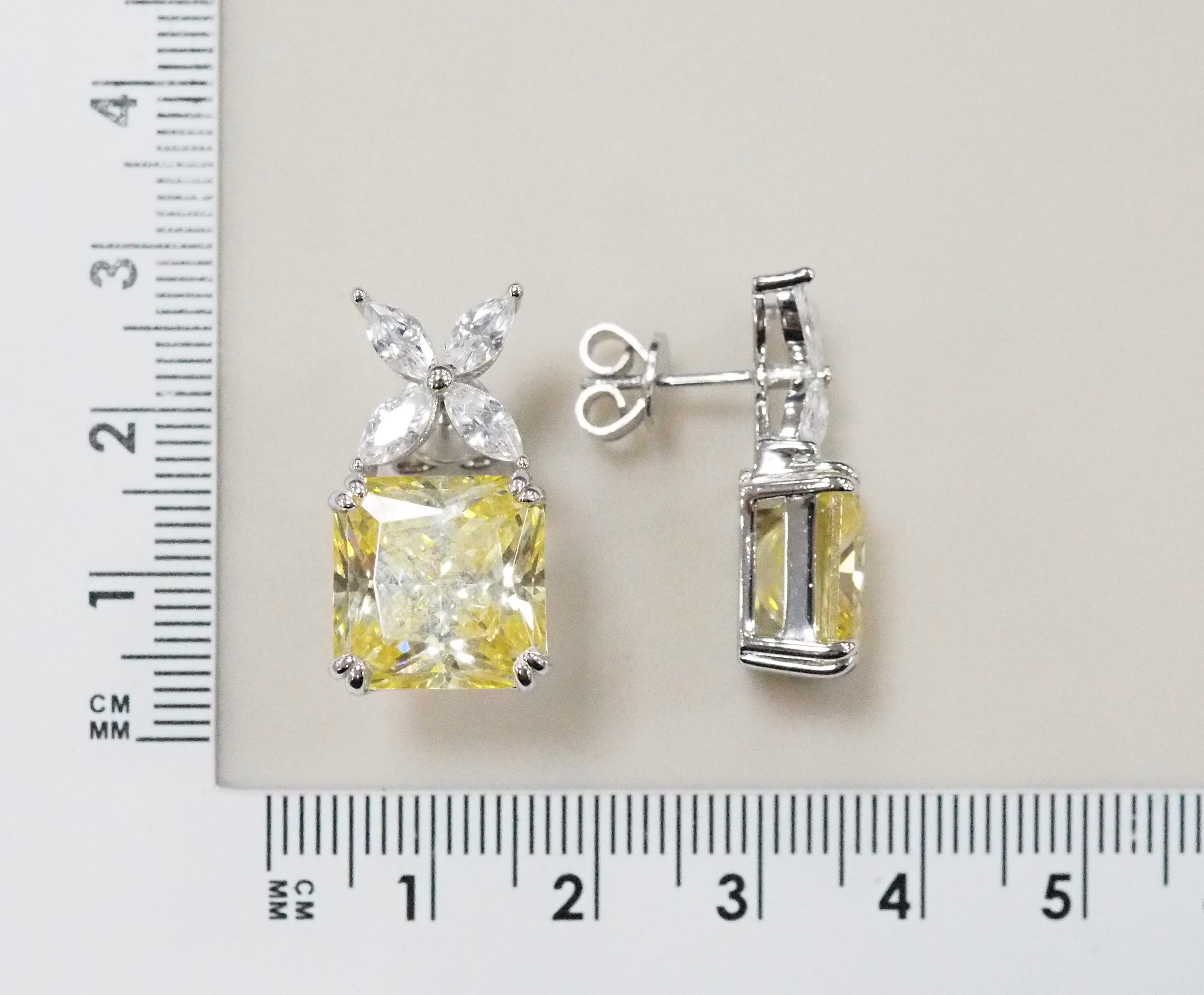 Серебряные серьги 925 пробы; вставки 2 Фианит желтый; 8 Фианит бесцв.;