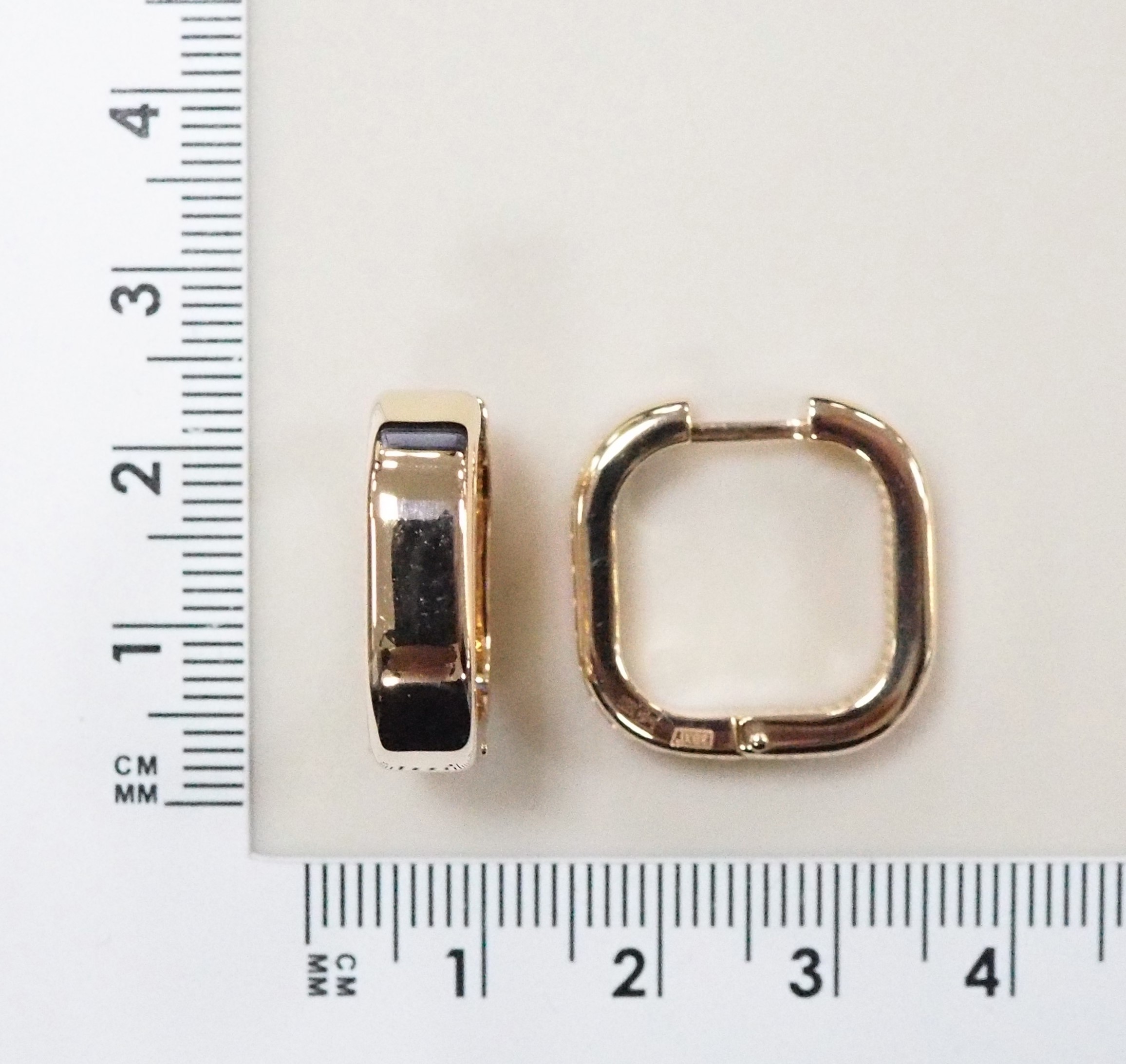 Золотые серьги 585 пробы;