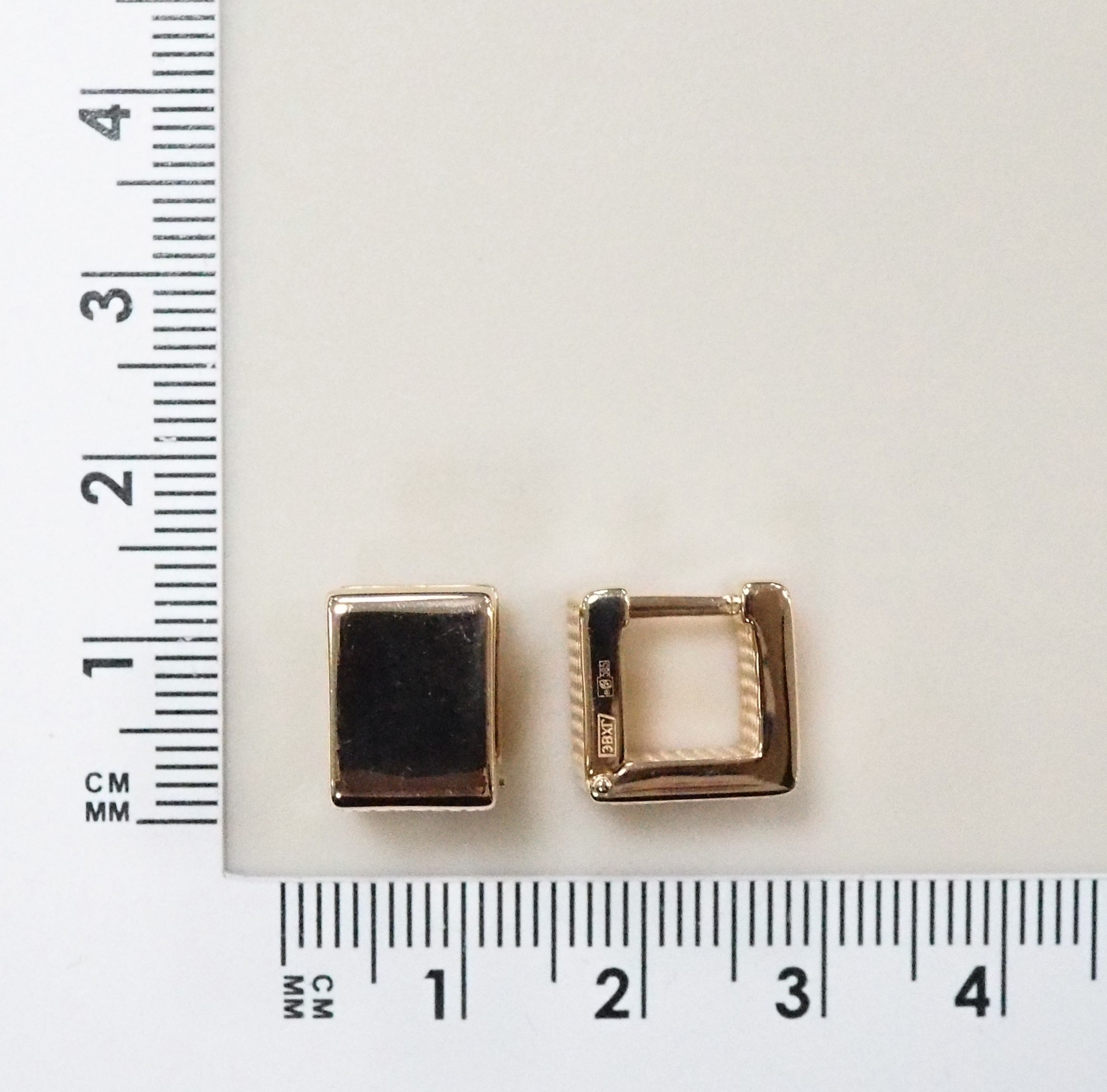 Золотые серьги 585 пробы;