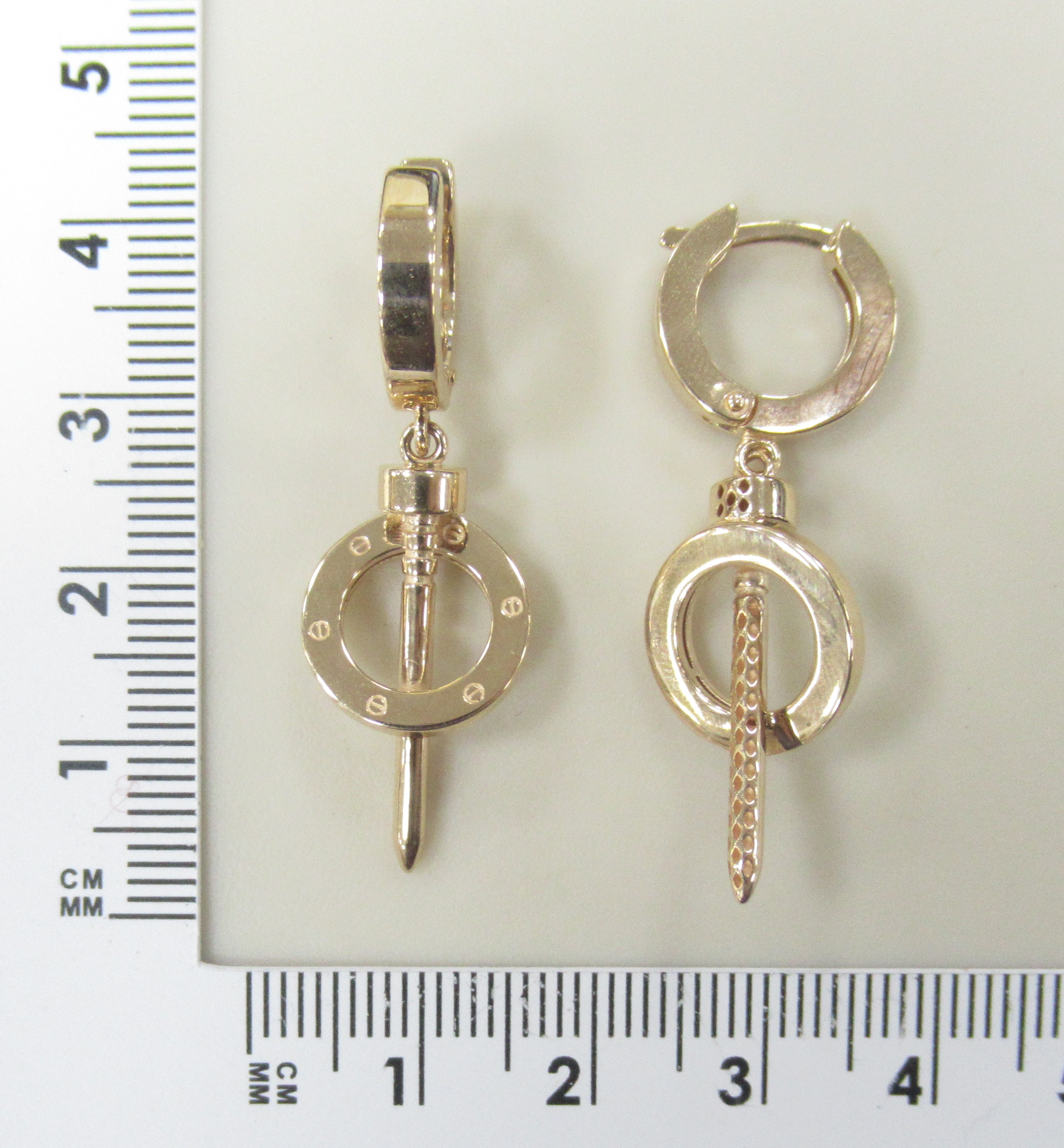Золотые серьги 585 пробы;