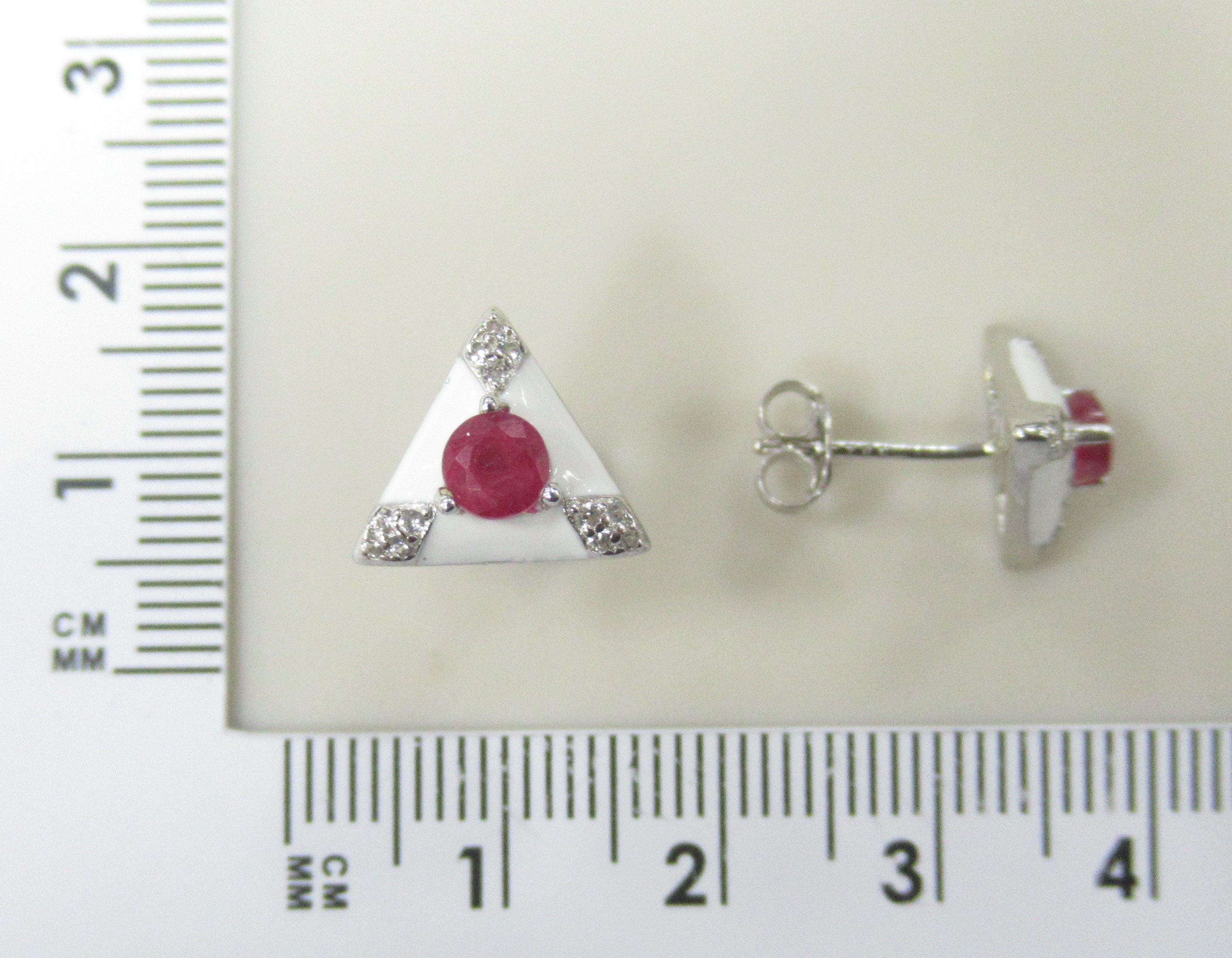 Серебряные серьги-пусеты 925 пробы; вставки 2 Рубин 0,6ct F/2; 24 Топаз белый 0,2ct (Нигерия); Эмаль