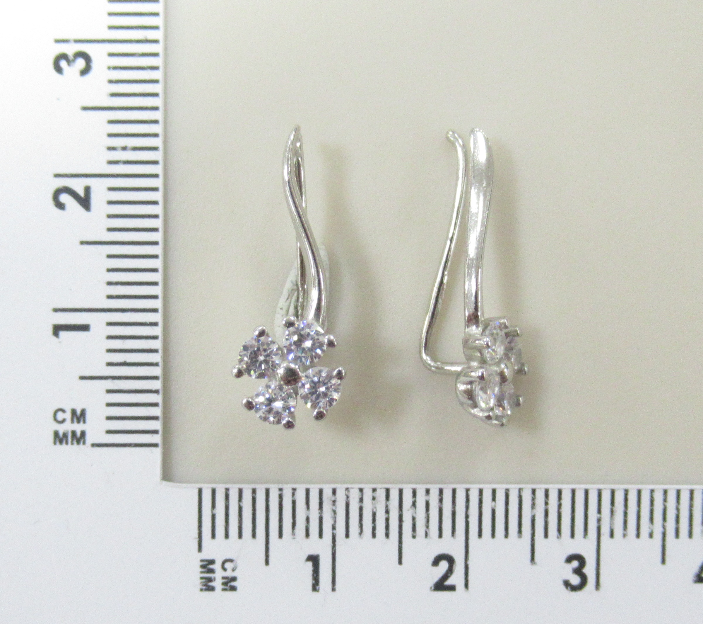 Серебряные серьги 925 пробы; вставки 8 Фианит бесцв.;