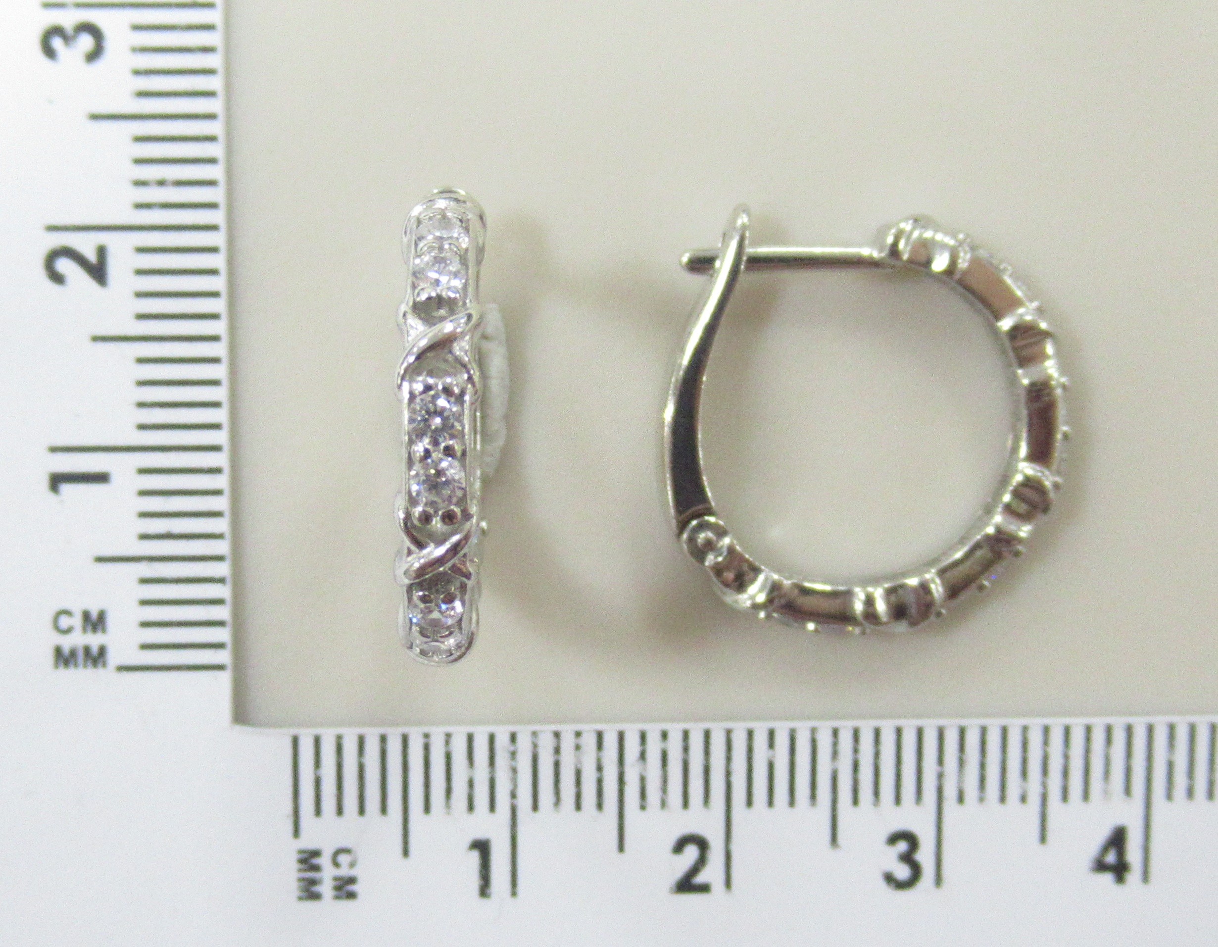 Серебряные серьги 925 пробы; вставки 16 Фианит бесцв.;