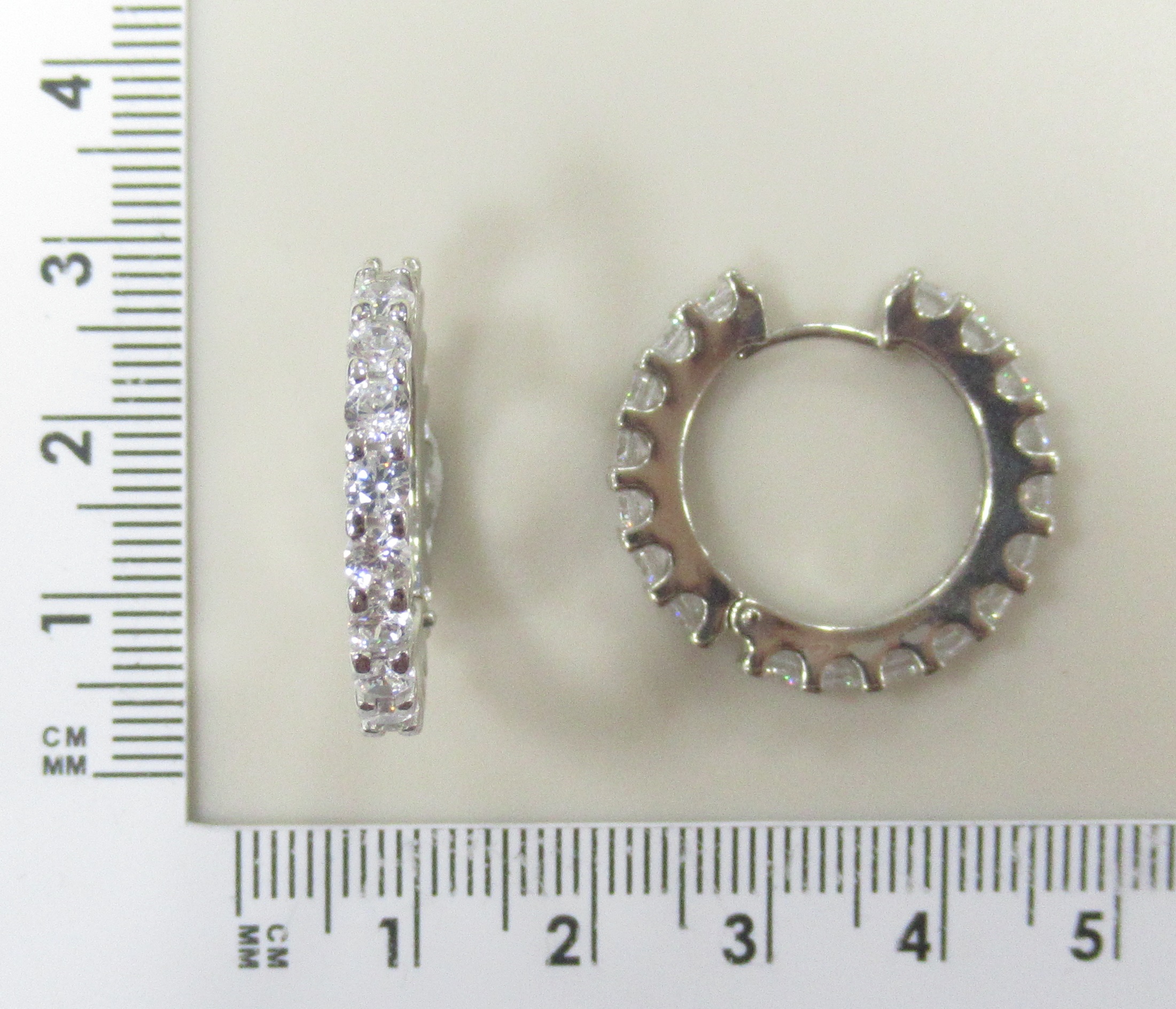 Серебряные серьги 925 пробы; вставки 36 Фианит бесцв.;