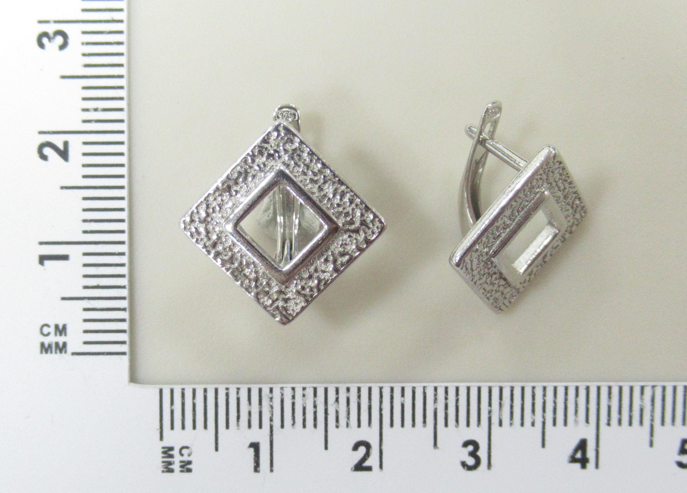 Серебряные серьги 925 пробы;