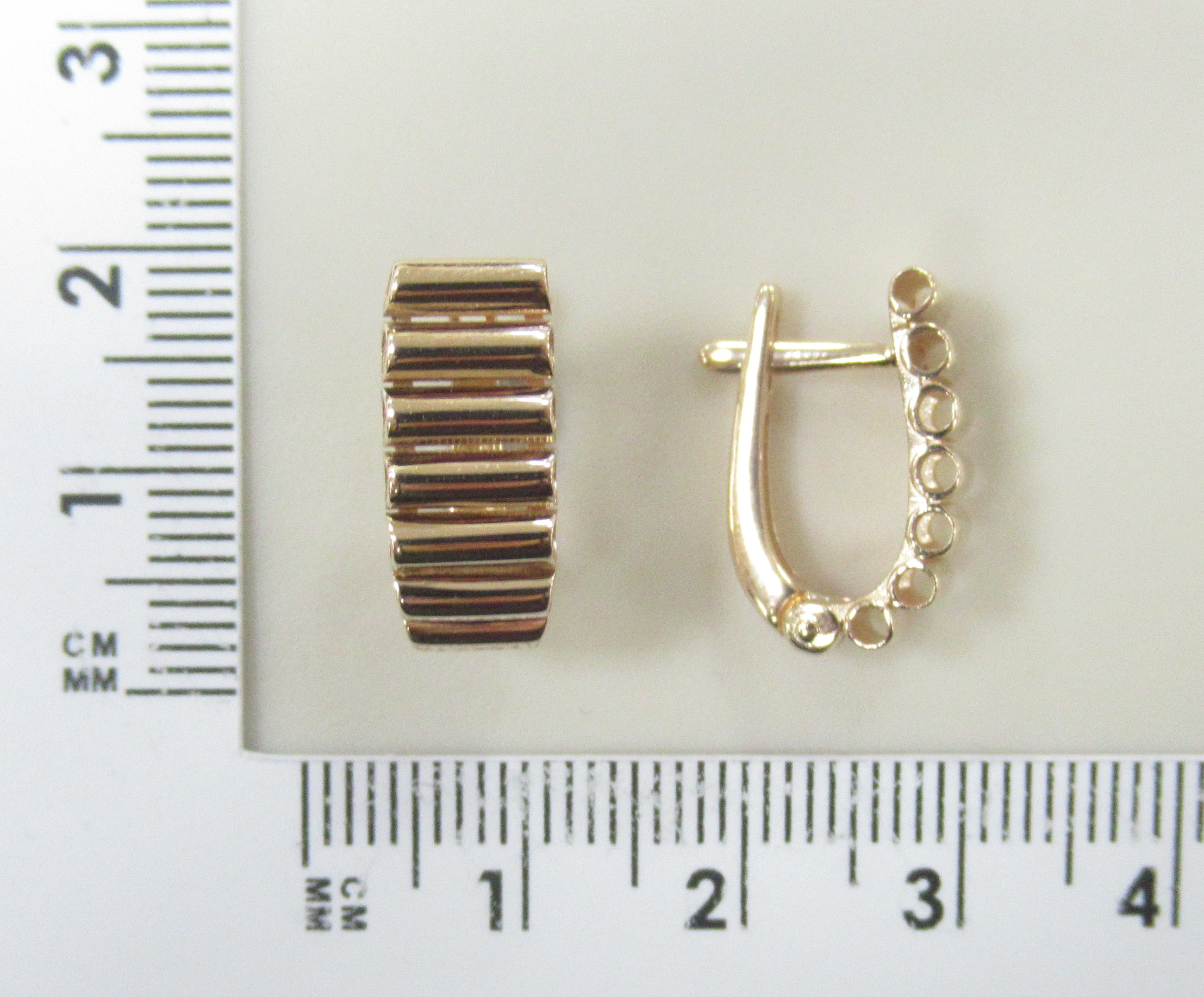 Золотые серьги 585 пробы;