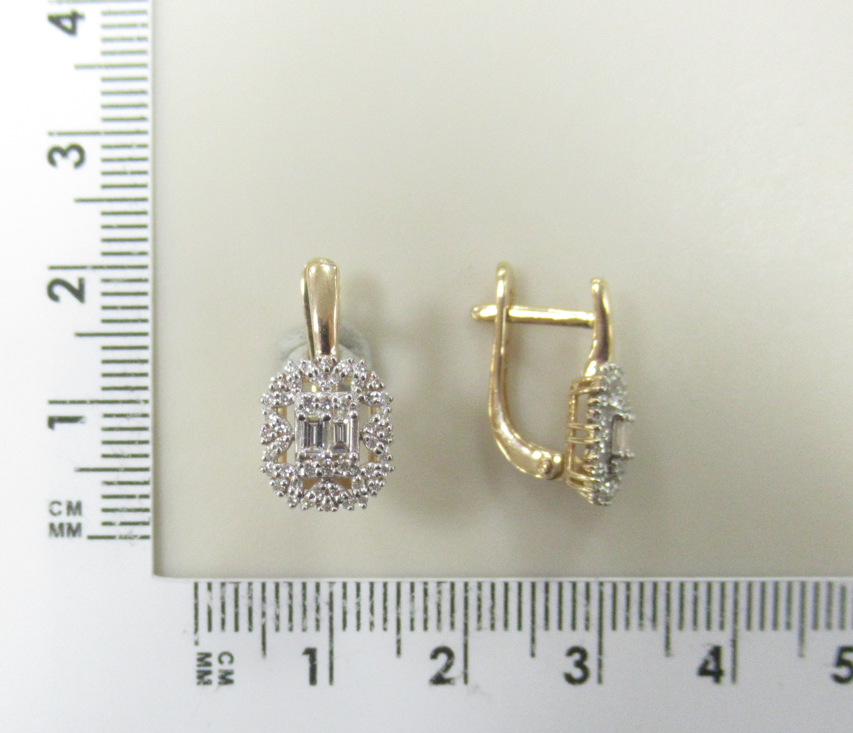 Золотые серьги 585 пробы; родий; вставки 2 Бр.Кр-57 0,163 3/6А; 8 Бр.Кр-57 0,250 3/6А; 8 Бр.Кр-57 0,