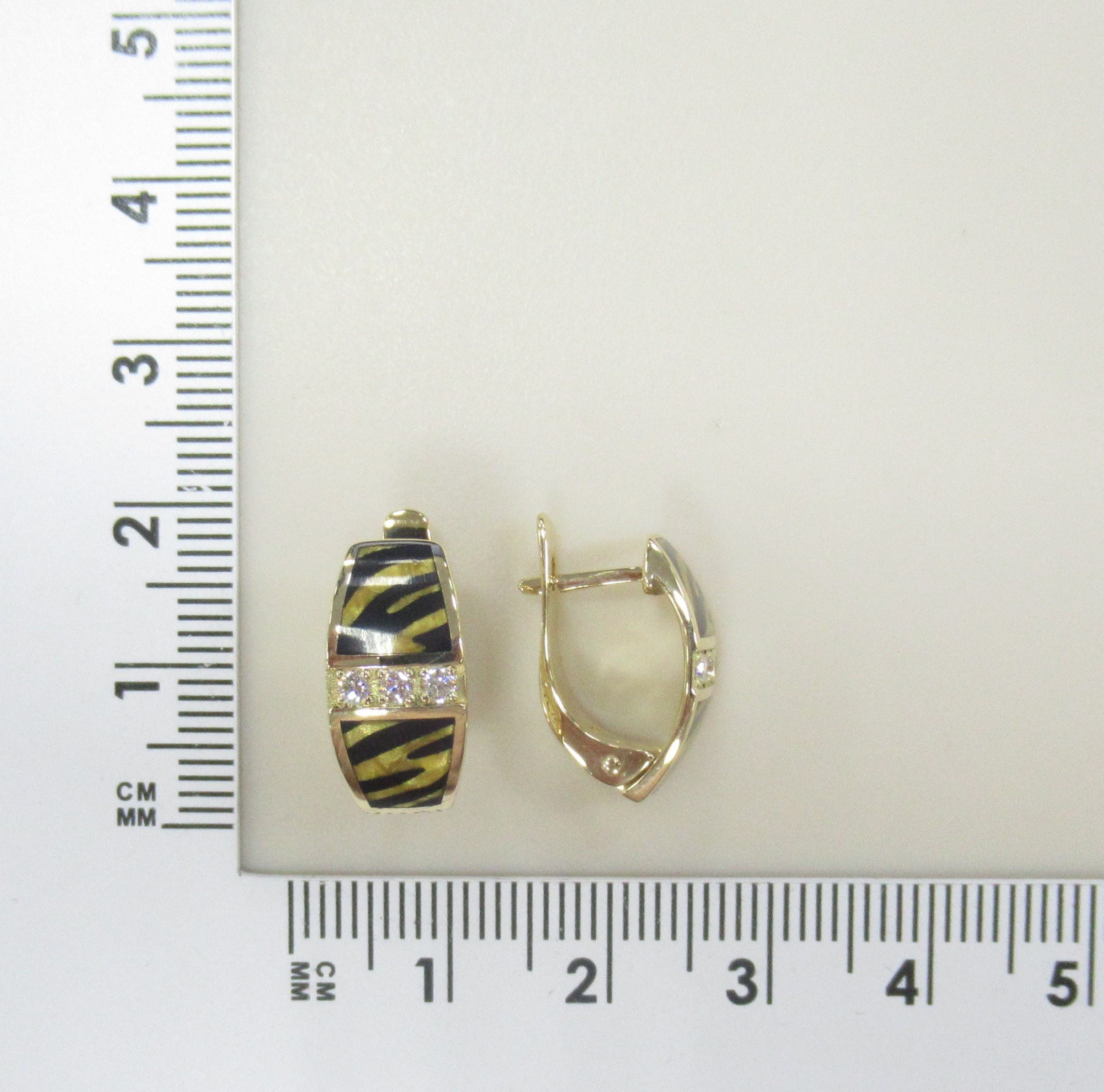 Золотые серьги 585 пробы; желтое золото; вставки 6 Бр.Кр-57 0,18 3/5А; Керамика цв.;
