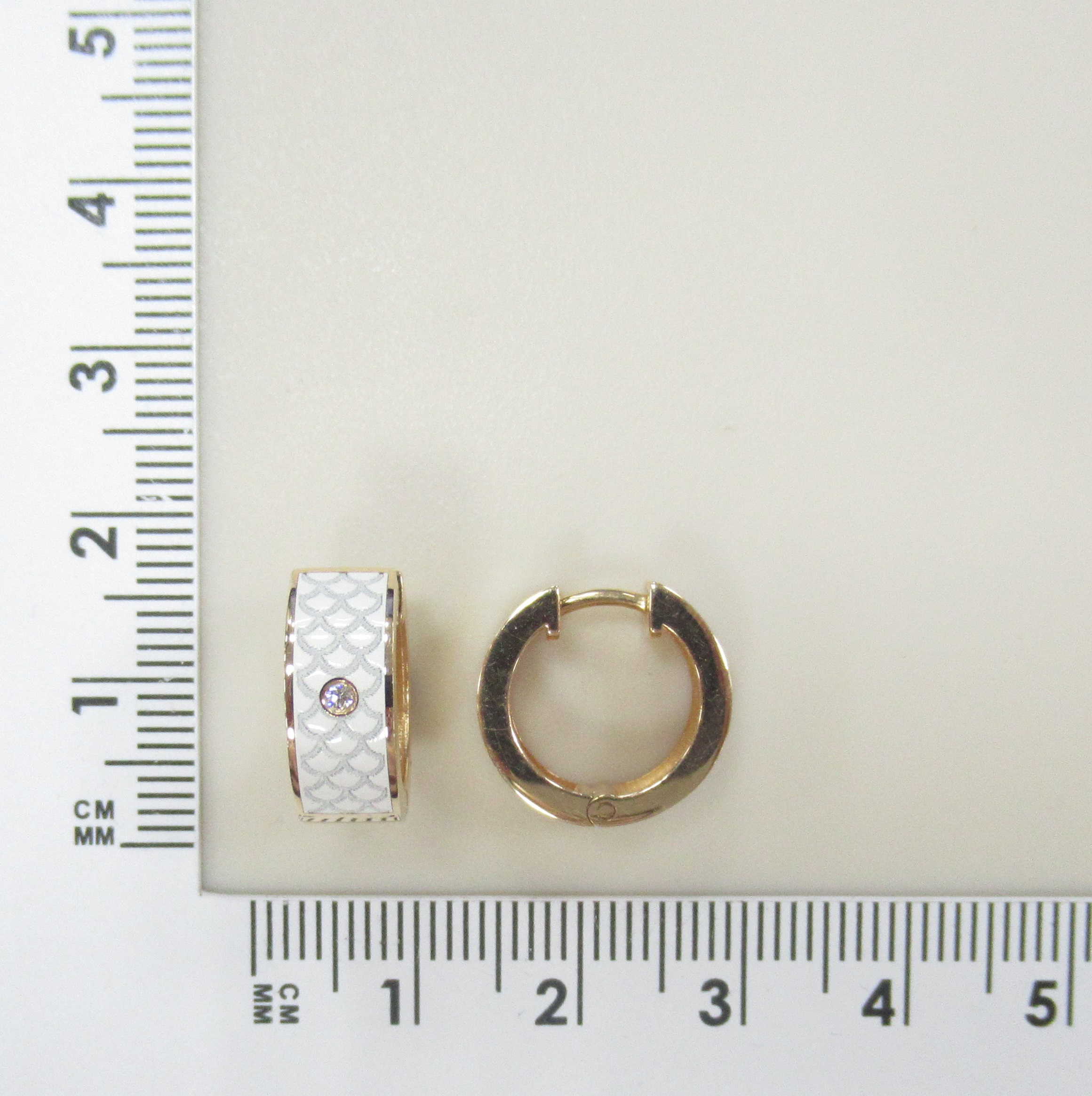 Золотые серьги 585 пробы; вставки 2 Бр.Кр-57 0,026 3/5А; Керамика белая;