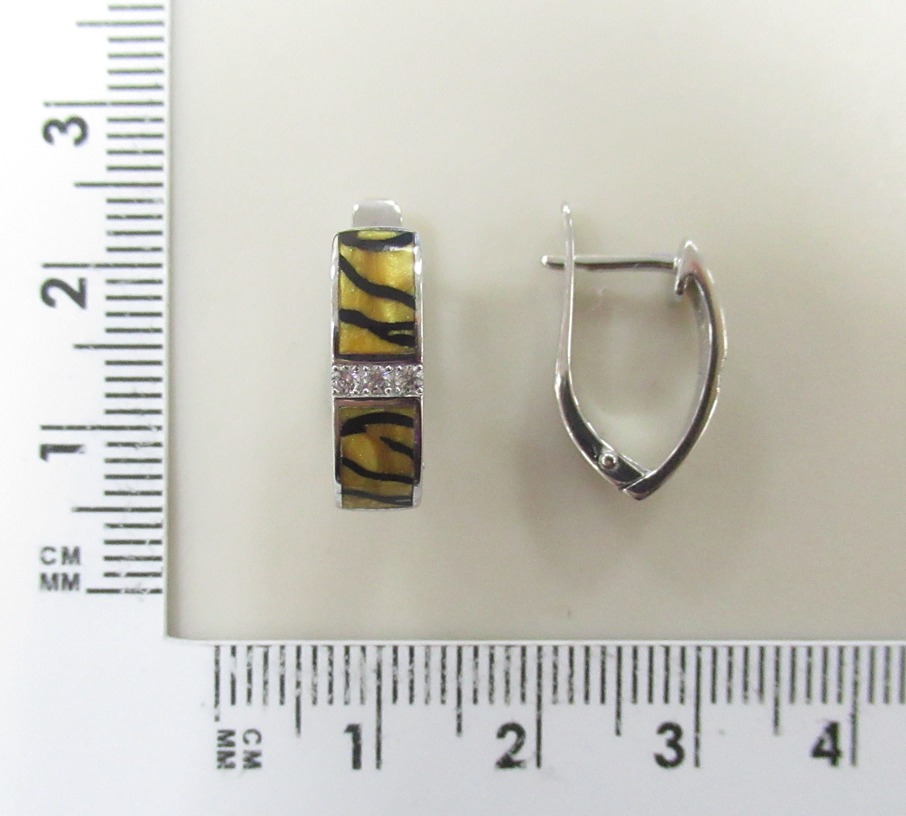 Серебряные серьги 925 пробы; вставки Фианит бесцв.; Керамика цв.;