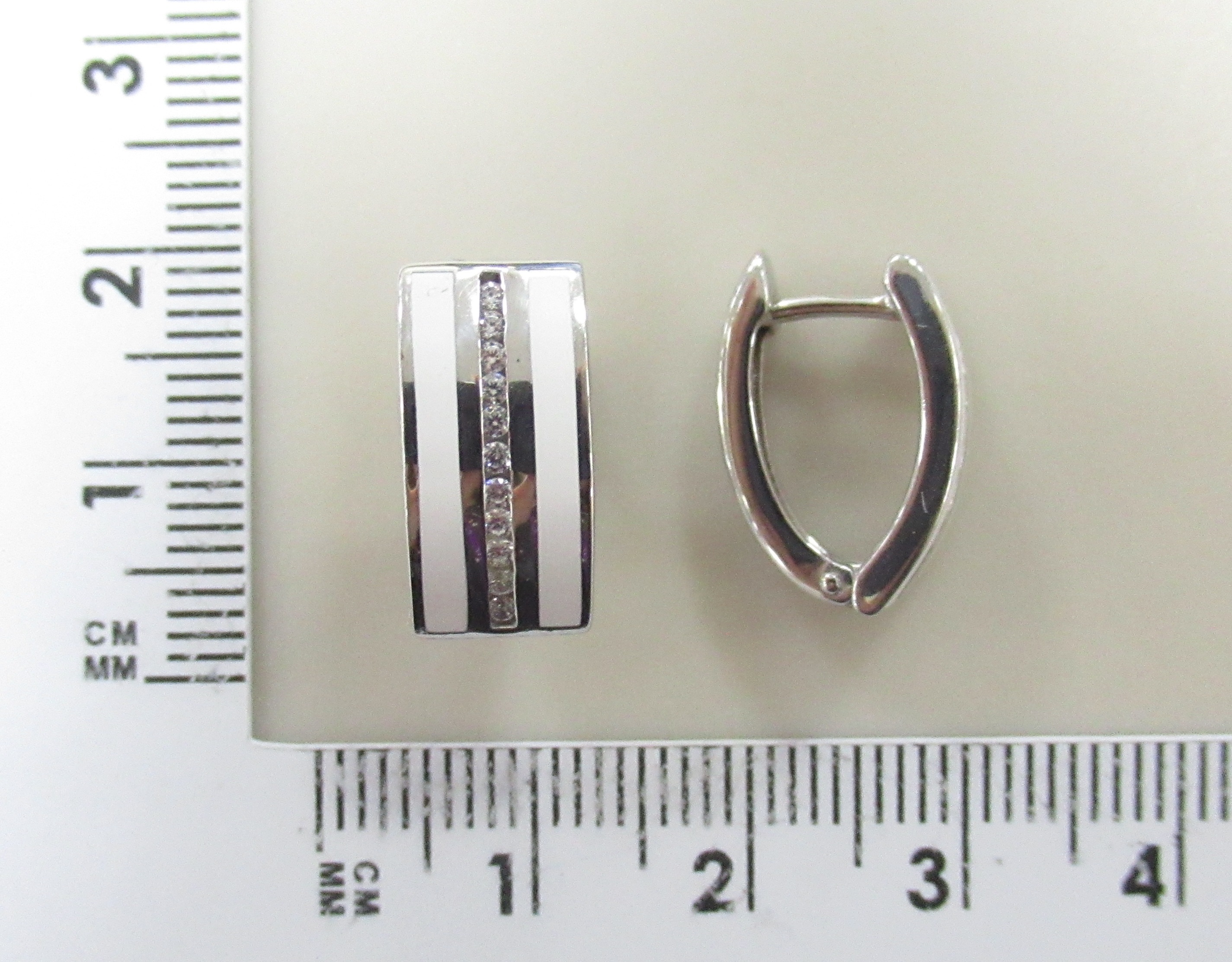 Серебряные серьги 925 пробы; вставки 22 Фианит бесцв.; Керамика белая;