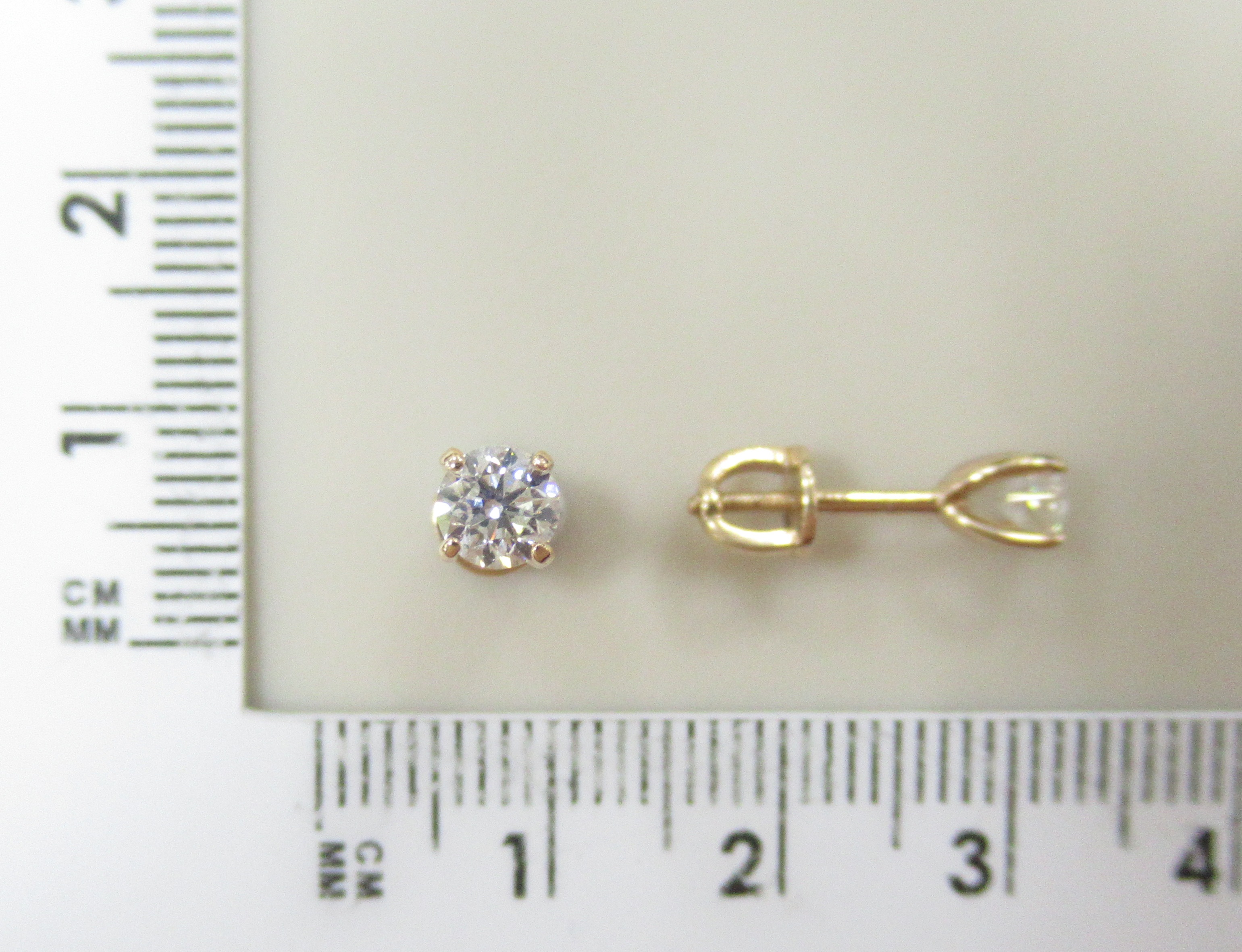 Золотые серьги-пусеты 585 пробы; вставки 2 Бр.Кр-57 3/7А 0,556